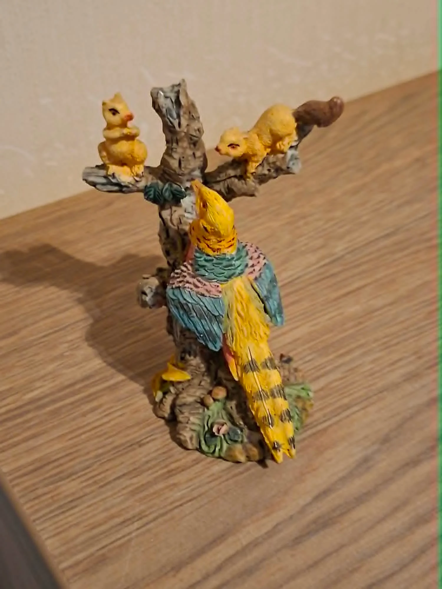 Vintage decoratief beeldje van een vogel met 2 eekhoorns op een boomstam